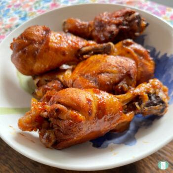 cooked chicken drumsticks on a plate